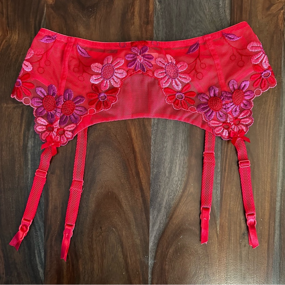 Victoria’s Secret Y2K Garter Belt